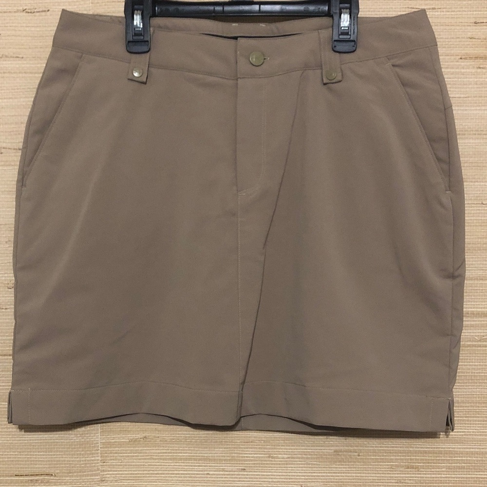 Under Armour Womenās Beige Tan Golf Hiking Sport Skort size 8